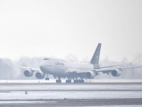 boeing 747-8 lufthansa piste schnee