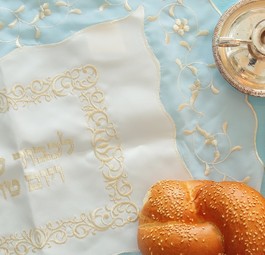 Hefezopf, Kerzen: Jüdische Tradition zum Sabbat.