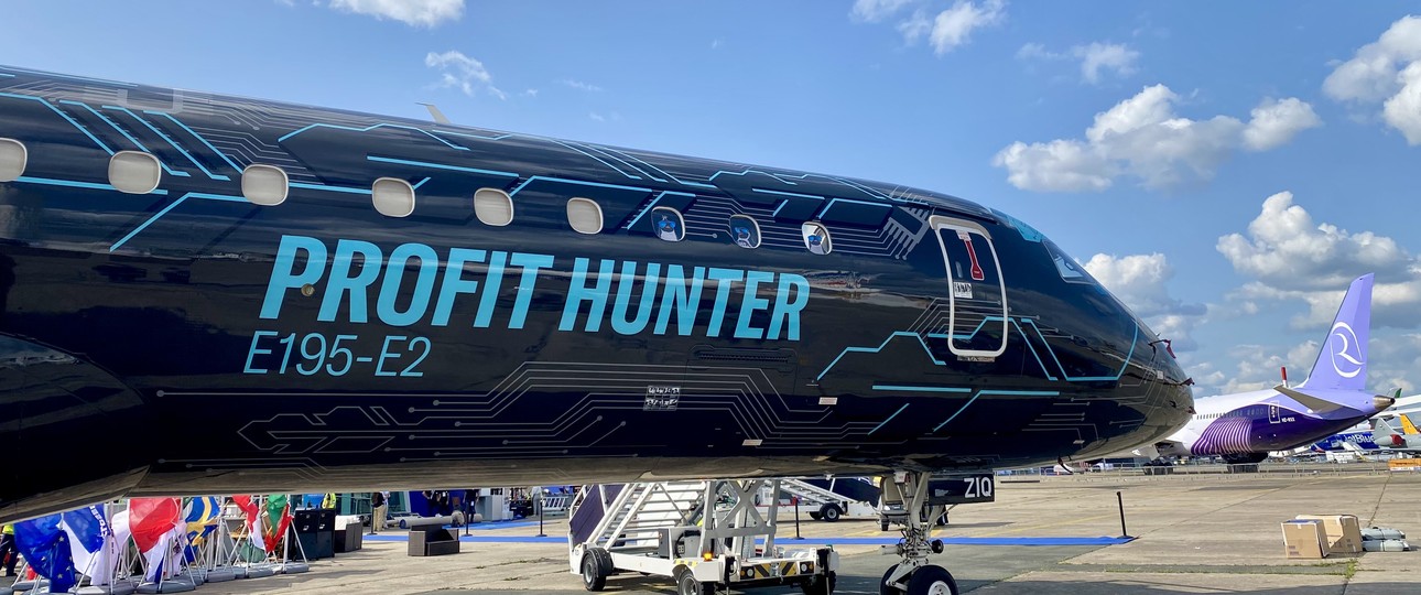 Paris Air Show 2025: Embraer E195-E2 vor einer Boeing 787 in Riyadh-Air-Farben