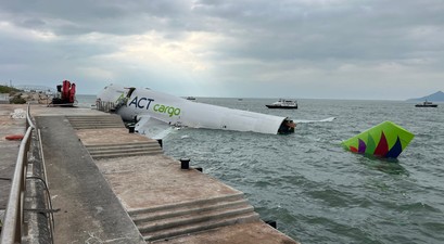 Die Boeing 747 von Air ACT im Wasser: Die Crew überlebte.