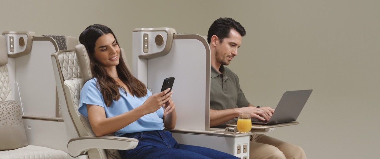 Emirates zeugte ihren neuen Premium-Econmy-Sitz: Der Sitz ist elektrisch und  mit einer Trennwand ausgestattet. 
