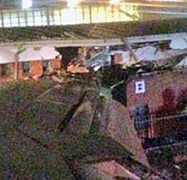 Das aufgeschlitzte Gebäude: Aus der Tragfläche trat Treibstoff aus.