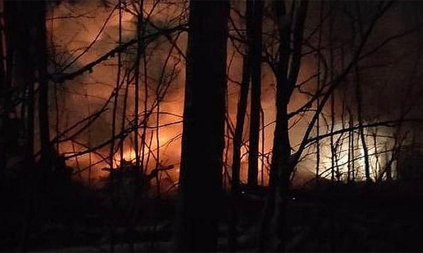 Feuer an der Abstruzstelle: Keiner hat das Unglück überlebt.