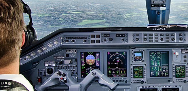 Pilot von Air Hamburg: Die Fluglinie baut aus.