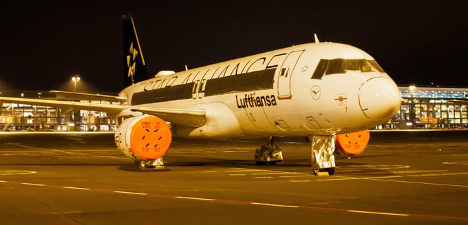 Am Berliner Flughafen stehen aber auch gegroundete Flieger der Lufthansa. Vor- und Nachteile sind vertauscht: Sie bedürfen weniger Wartung, müssen aber länger wieder flugbereit gemacht werden.
