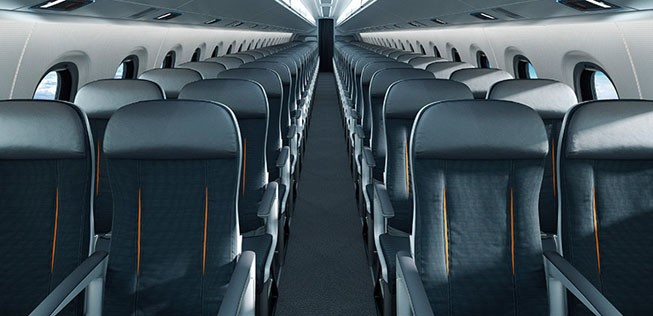 Die Sitzreihen in der Economy sind 2-2 angeordnet. Die neuen, dünnen Sitze sollen gemäß Embraer mehr Beinfreiheit ermöglichen.