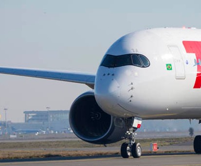 Der Bestseller in der A350-Familie ist der A350-900. Auf ihn entfielen bislang drei Viertel aller Bestellungen des Modells. Er bietet in einer Standardkonfiguration 325 Passagieren Platz und hat eine Reichweite von 14.350 Kilometer.
