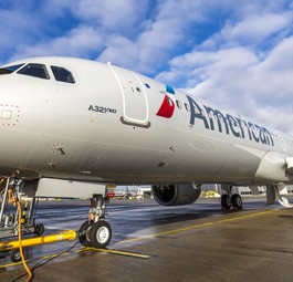 American Airlines verbindet die Ost- mit der Westküstenmetropole Los Angeles und fliegt den Flughafen LAX an.