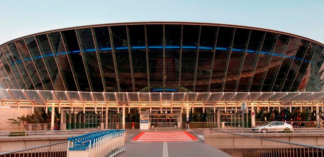 Platz 1: Nizza (NCE). 7 km entfernt, zu erreichen mit SNCF (Zug) in 5 Minuten für 1,80 Euro.
