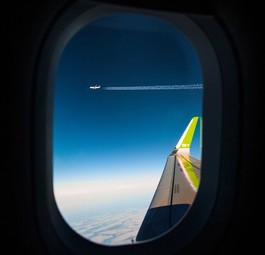 Blick aus dem Fenster einer Sky-Airline-Maschine: Die Fluglinie will ausbauen.