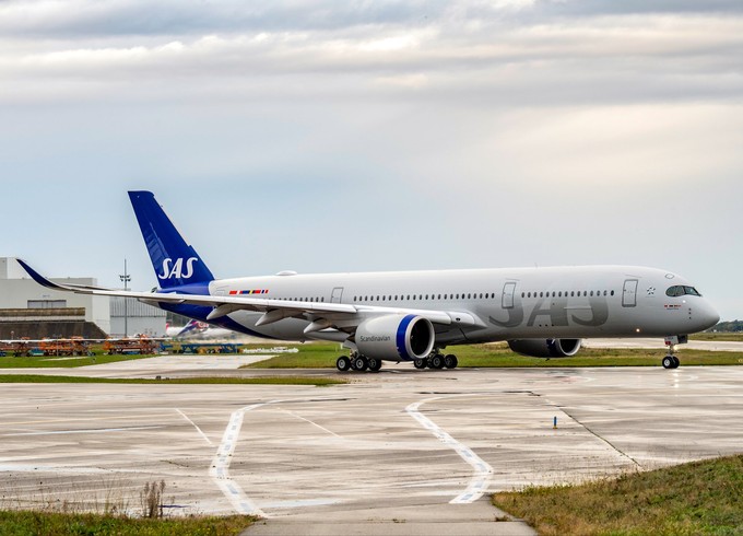 Als erster Flieger trägt er das neue Farbkleid.