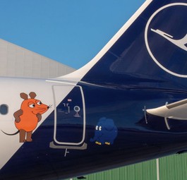 Airbus A321 D-AIRY von Lufthansa: Ist mit Maus und Elefant geschmückt.