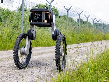 Rollen an Hamburgs Flughafenzaun entlang: selbstfahrende Roboter.