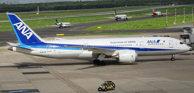 Dreamliner von ANA All Nippon Airways in Düsseldorf.