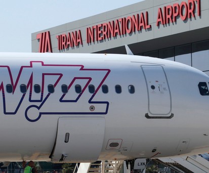 Jet von Wizz Air am Flughafen Tirana: Billigflieger dominieren.