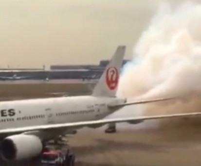 Eine Boeing 777 wird zur Nebelmaschine
