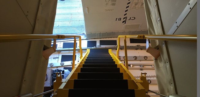 Über eine sehr steile Treppe geht es hoch zum kleinen Crew-Deck.