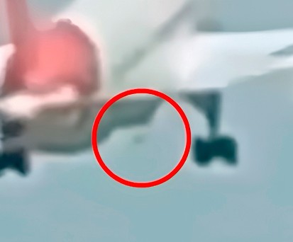 Die ausgefahrenen Staudruckturbine bei der Boeing 787 von Air India: Deutet auf Stromausfall hin.