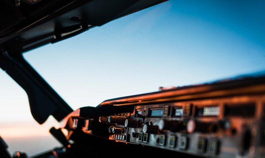 Flugzeugcockpit: Piloten müssen den Höhenmesser mit dem Luftdruck kalibrieren.