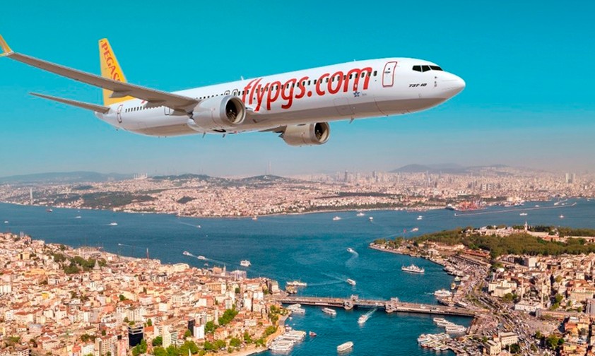 Boeing 737 Max 10 in den Farben von Pegasus über Istanbul: Ab 2028 Realität.