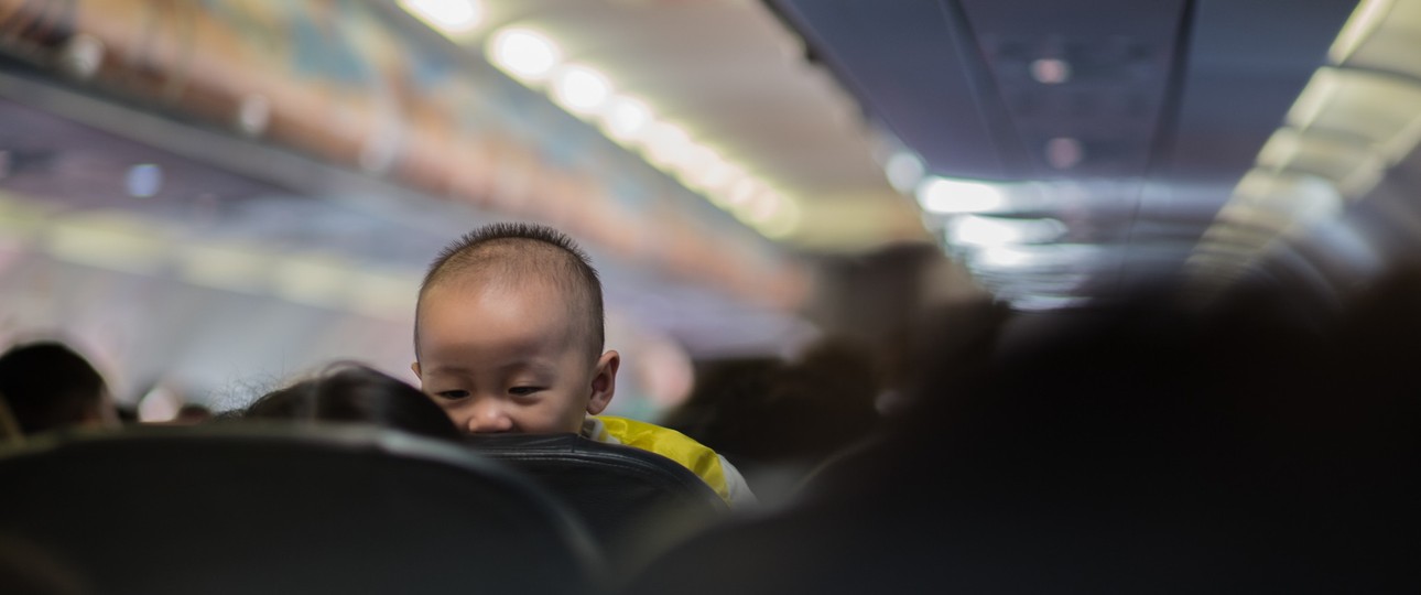 Kleiner Passagier: Nicht alle Straßenverkehrstauglichen Sitze sind auch im Flugzeug zugelassen.