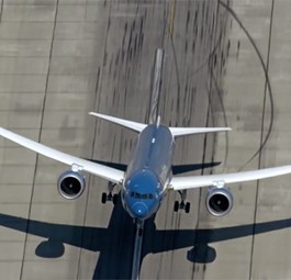Dreamliner legt beinahe Senkrechtstart hin