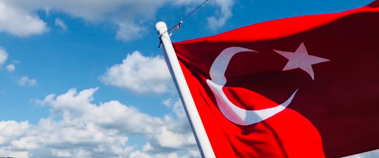 Türkeiflagge auf einem Schiff am Bosporus: Das Land ist ein beliebtes Flugziel der Russen.