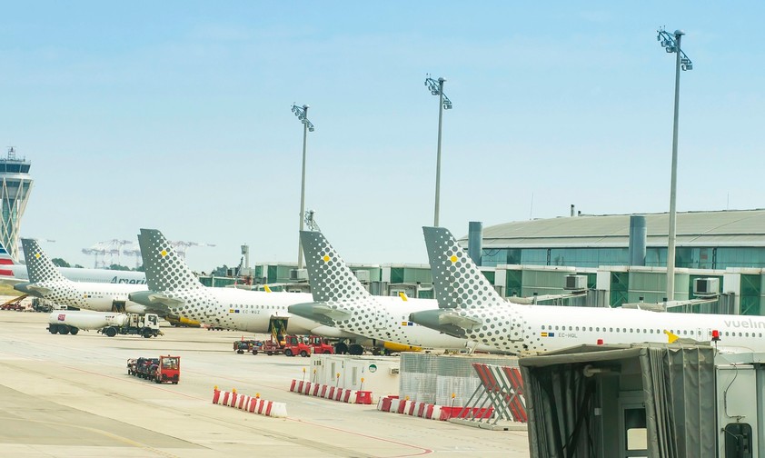 Vier Flugzeuge von Vueling am Flughafen Barcelona: Die Airline will bis 2035 ihren Spitzenposition am Airport festigen.