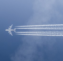 Jet auf dem Weg nach London: Vielflieger sollen in Großbritannien mehr zahlen.