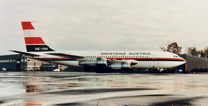 Boeing 707 von Montana Austria: Die OE-INA flog zwischen 1961 und 1975 als VH-EBJ bei der australischen Qantas und ist hier im Sommer 1980 auf einem Charter für Hapag-Lloyd nach Mallorca in Münster/Osnabrück zu sehen. 