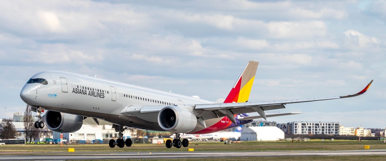 Ein A350 von Asiana: Das Flugzeug hat das rote Log auf dem Rumpf verloren.