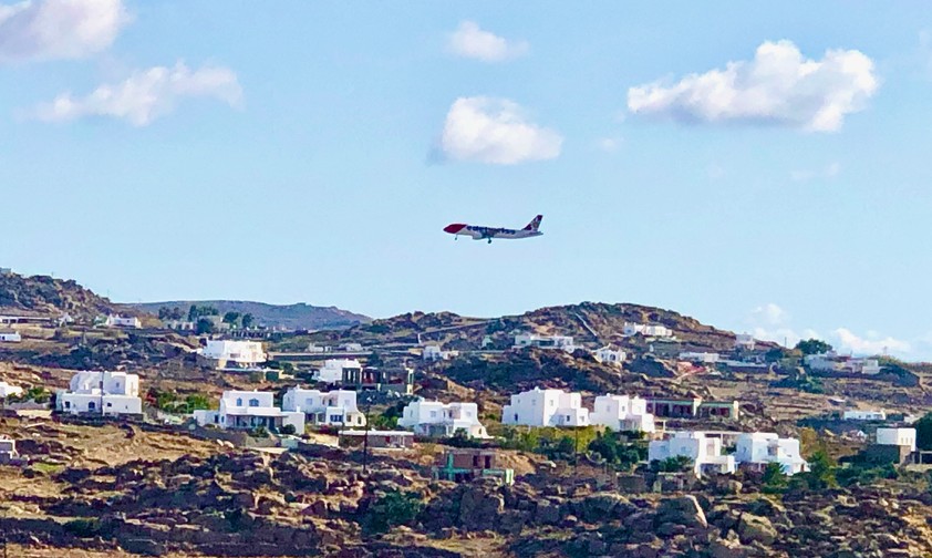 Flugzeug im Anflug auf Mykonos: Im Sommer ist hier besonders viel los. 