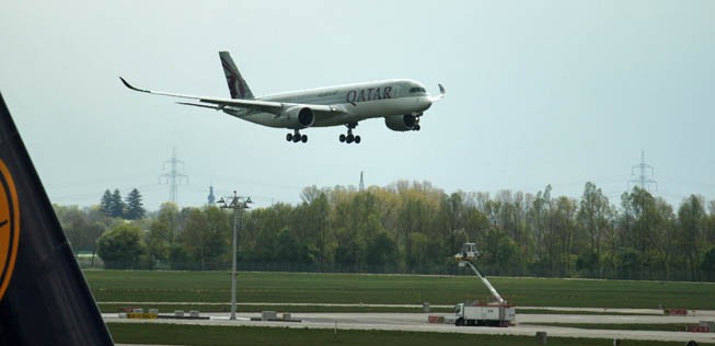 Airbus A350 von Qatar Airways bei der Landung in München.
