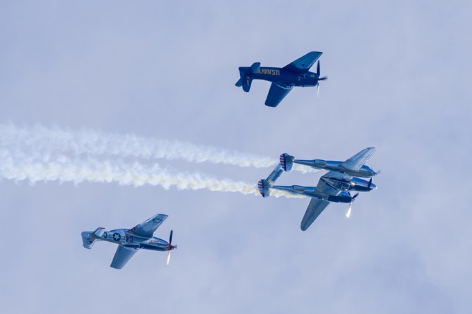Eine North American P-51, eine Lockheed P-38 Lightning und eine North American T-28 fliegen zusammen.