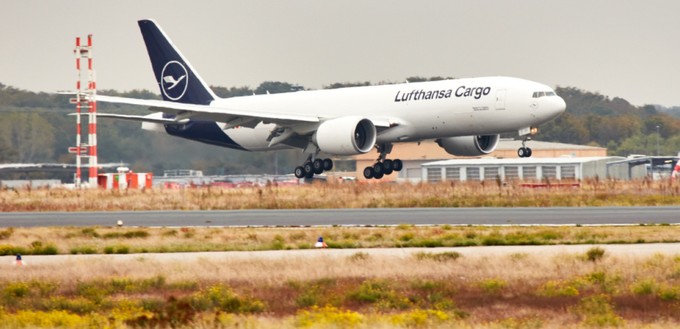 Lufthansa Cargos neue Boeing 777 F bei ihrer ersten Landung in Frankfurt: Der Jet ...