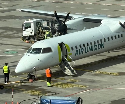 Dash 8-400 am Flugahfen BER: Die Airline verbindet Friedrichshafen mit Sylt über Berlin.