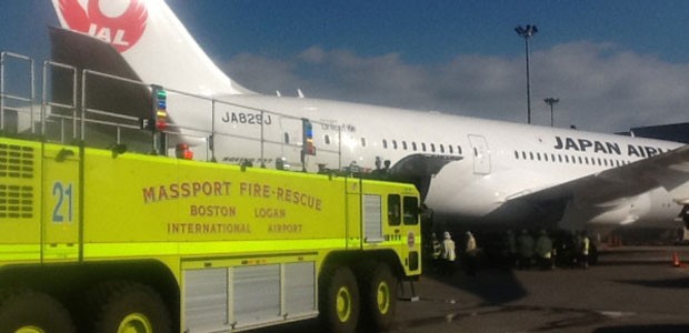 Feuerwehr am Dreamliner: Verletzt wurde niemand.