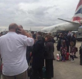 Passagiere auf dem Rollfeld: Am London City Airport gab es einen Feueralarm.