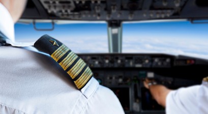 Piloten in einem Cockpit: In den USA steht ein Fake-Pilot vor Gericht.