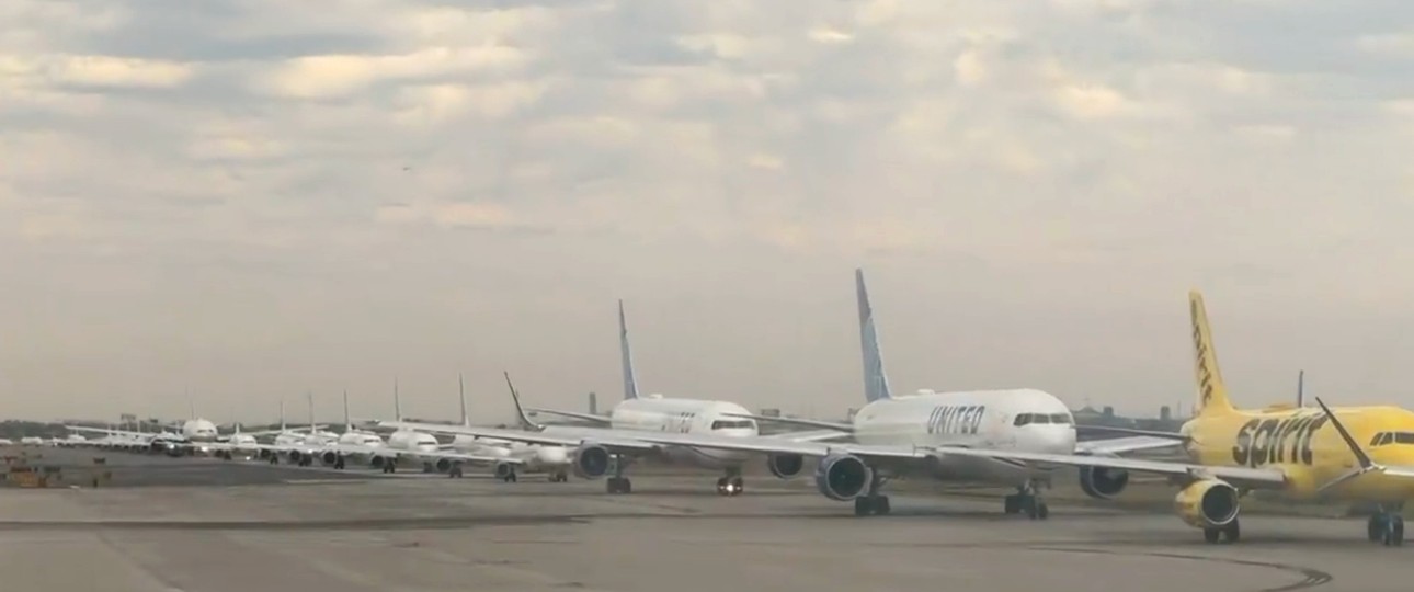 Schlange von Flugzeugen am Flugzeugen Newark am Sonntag (9. November): Auf erfahrene Piloten mussten Rollwege nutzen, die sie bisher nicht kannten.