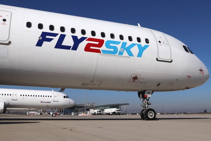 Aktuelles Bild vom Flughafen Plovdiv: Die Charterairline Fly 2 Sky parkt dort ihre Jets aufgrund der günstigen Gebühren.