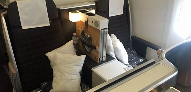 Ein Manko in der Business Class: Die Anodnung 1-2-2 oder 2-2-1. Nicht alle Plätze haben daher direkten Zugang zum Gang. Wer einen Fensterplatz mit Sitznachbar hat, muss im Zweifel über diesen klettern. Andere Airlines lösen das besser.