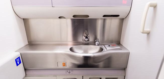 Wasserhahn im Flugzeug-WC: Trinken verboten.