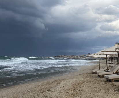Strand in der Nähe von Heraklion (Archivbild): Am Freitag verhinderte das Wetter etliche Landungen am Flughafen.