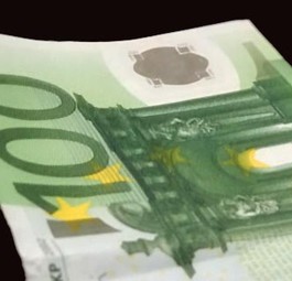 Euro-Schein: Das Bezahlen von Flugtickets soll künftig günstiger sein.