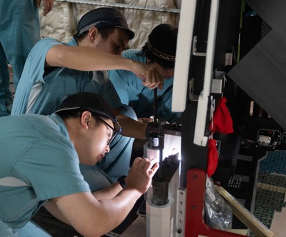 Mitarbeiter von Haeco an der Arbeit: Der Airbus A330 von Swiss wird fast wie neu.