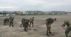 Soldaten am Flughafen La Aurora: Probleme durch Vulkanasche.