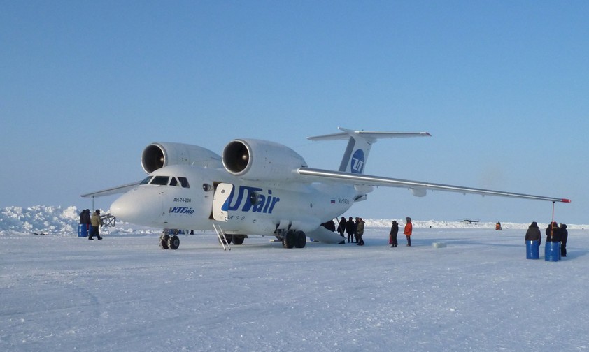 Antonov An-74 beim Eis-Lager Barneo.