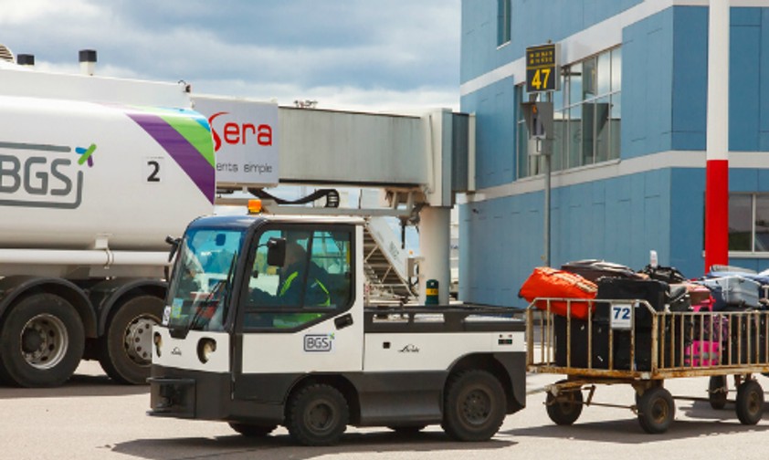 Wer an einem Flughafen Fahrzeuge bedienen will, muss neben den normalen Verkehrsregeln noch viele weitere Regeln kennen.