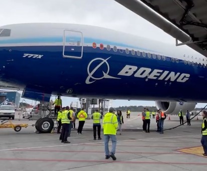 Die Boeing 777-9, die größere Variante der 777X am am Gate in Seattle/Tacoma: Passt.